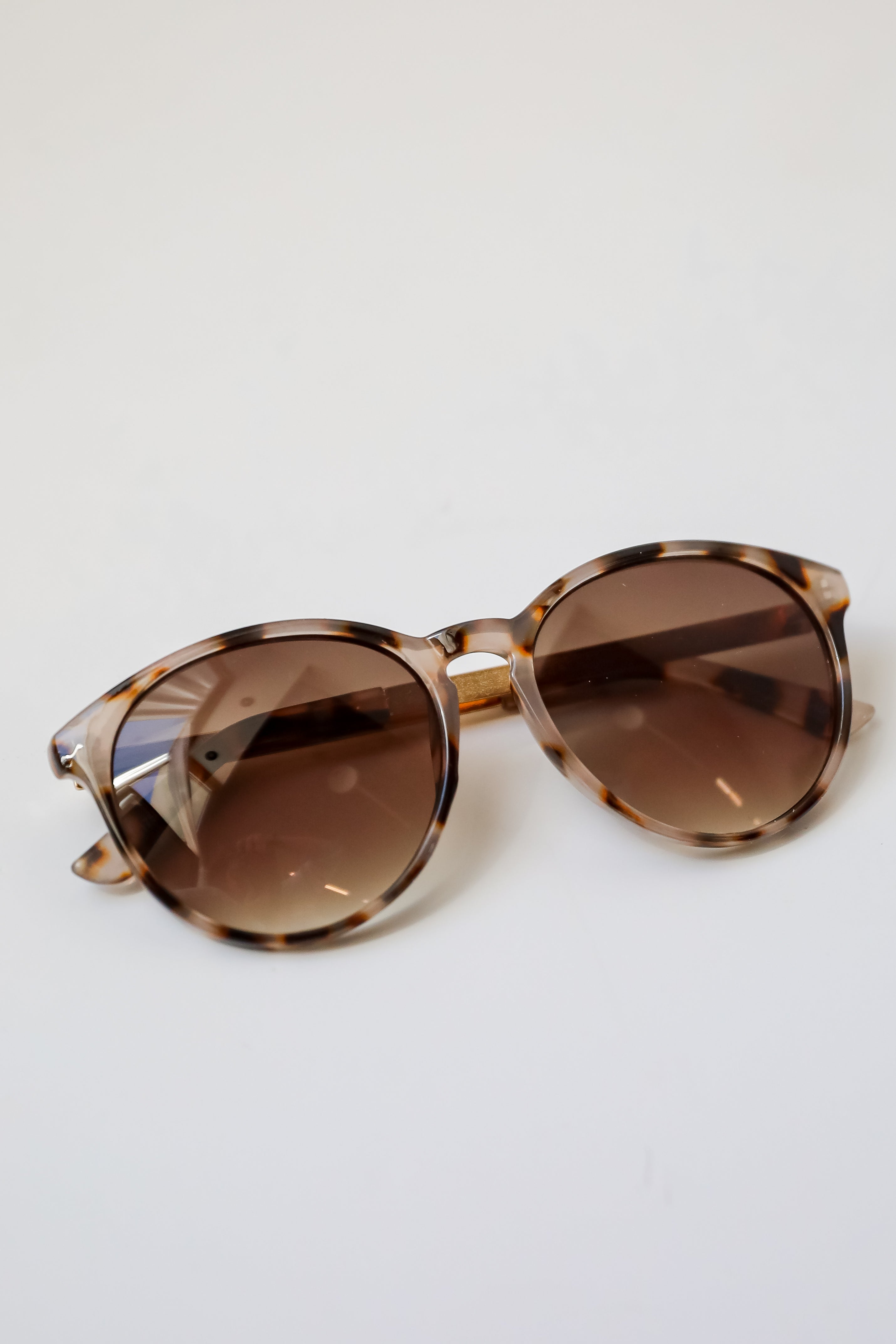 Serving Attitude Tortoise Round Sunglasses
