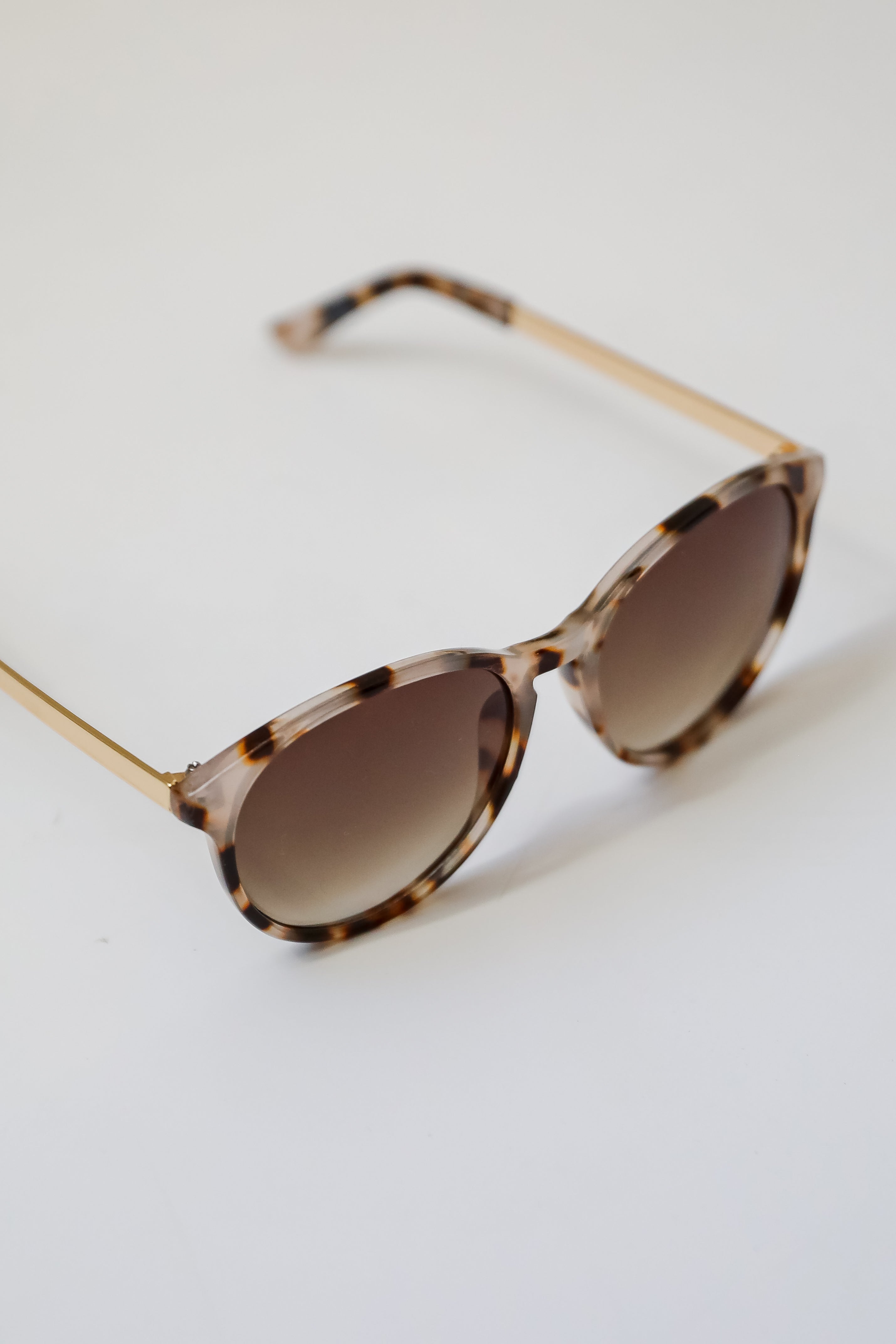 Serving Attitude Tortoise Round Sunglasses