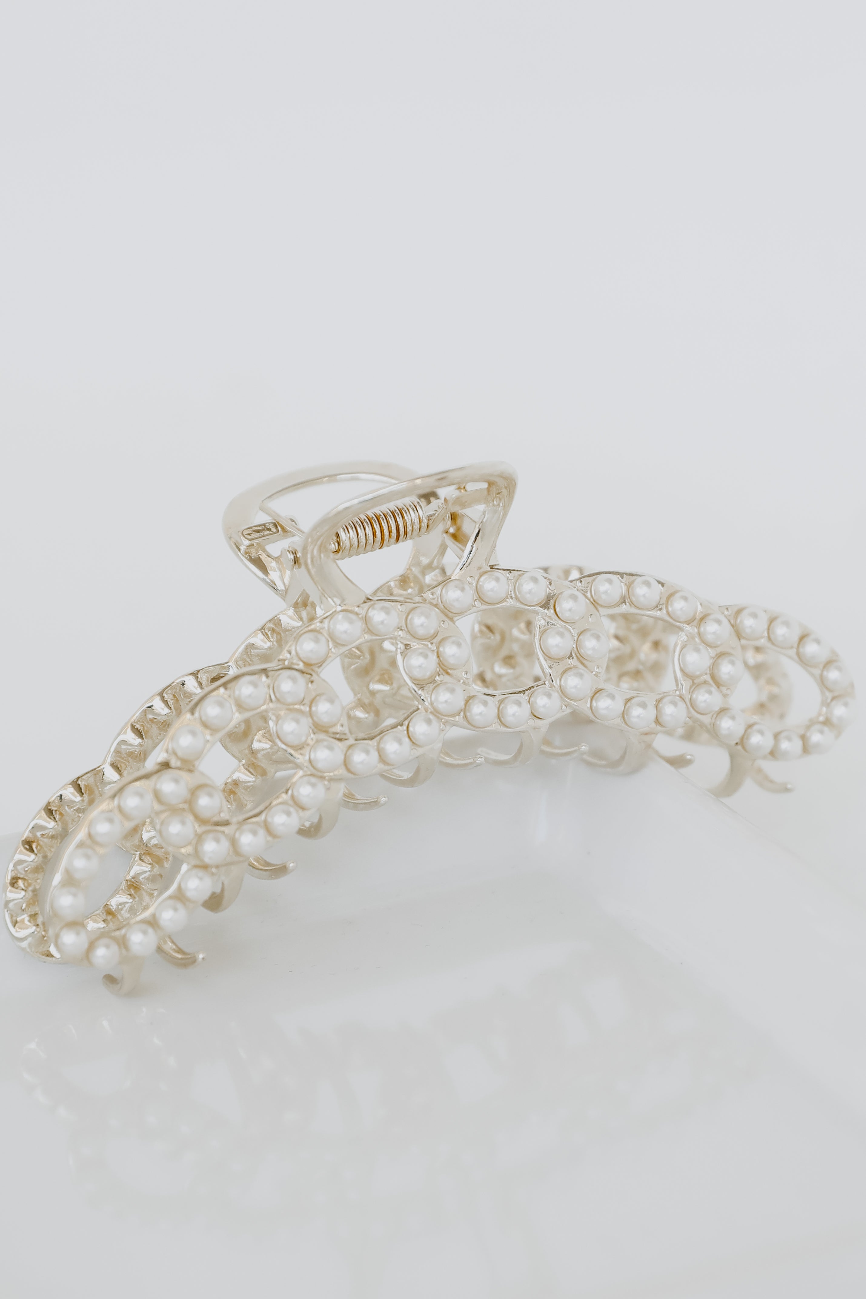 Pearl Claw Hair Clip from dress up