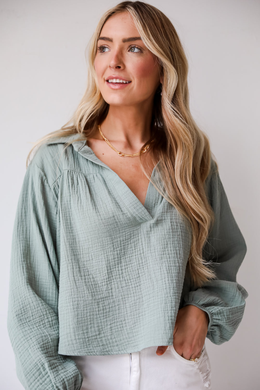 Alanna Linen Blouse is a Lightweight Crinkle Linen top, with a Collared V-Neckline, Long Balloon Sleeves with Elastic Cuffs. Relaxed Fit, 100% Cotton, and the perfect shade of blue and white. boutique tops. Women tops for summer. 