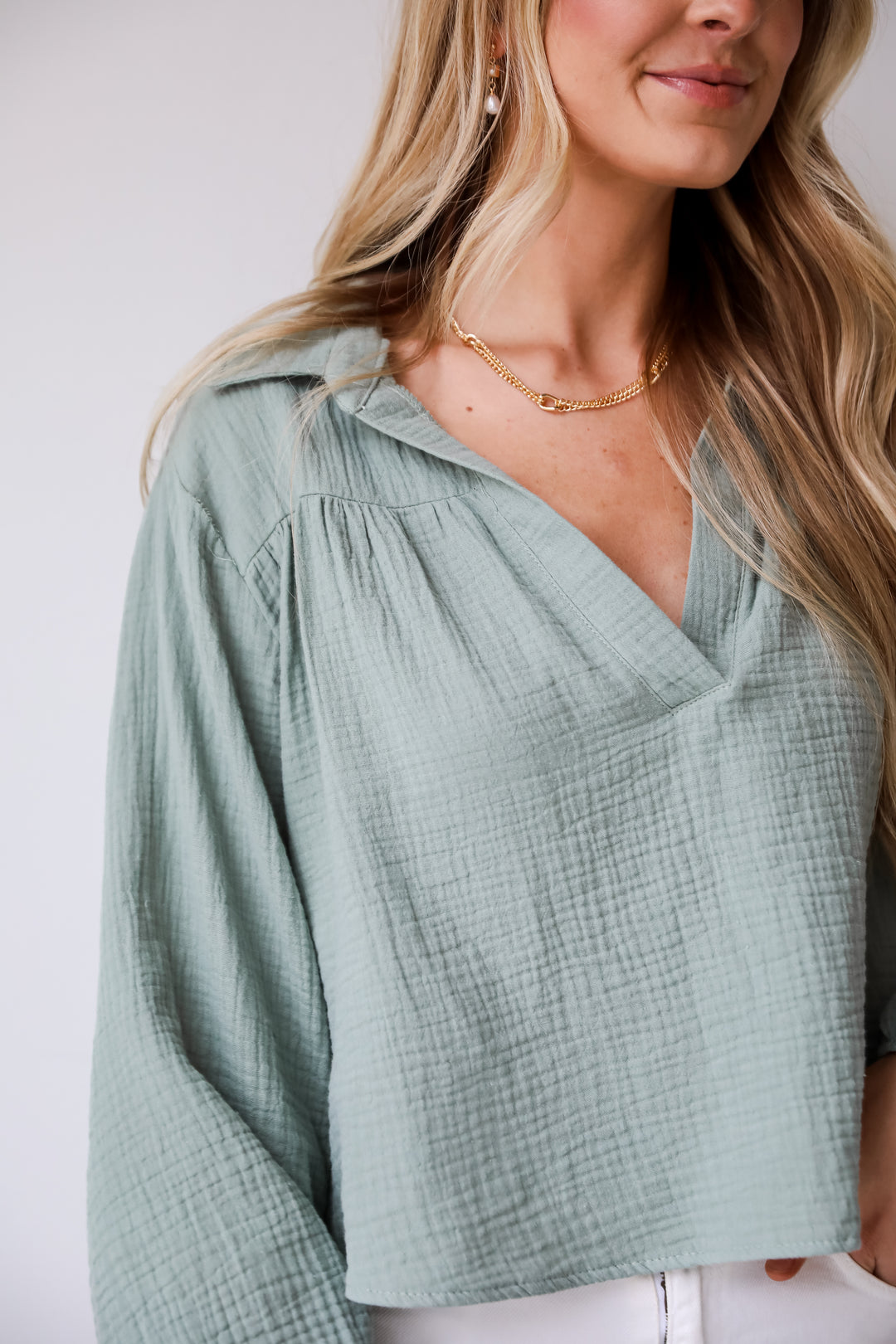 Alanna Linen Blouse is a Lightweight Crinkle Linen top, with a Collared V-Neckline, Long Balloon Sleeves with Elastic Cuffs. Relaxed Fit, 100% Cotton, and the perfect shade of blue and white. boutique tops. Women tops for summer. 