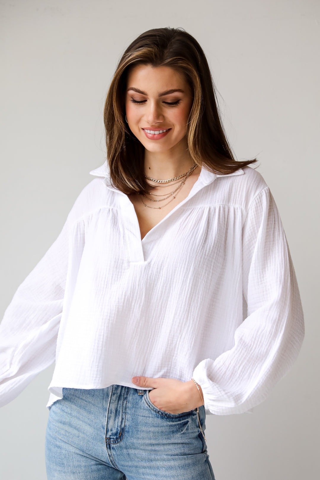 Alanna Linen Blouse is a Lightweight Crinkle Linen top, with a Collared V-Neckline, Long Balloon Sleeves with Elastic Cuffs. Relaxed Fit, 100% Cotton, and the perfect shade of blue and white. boutique tops. Women tops for summer. 