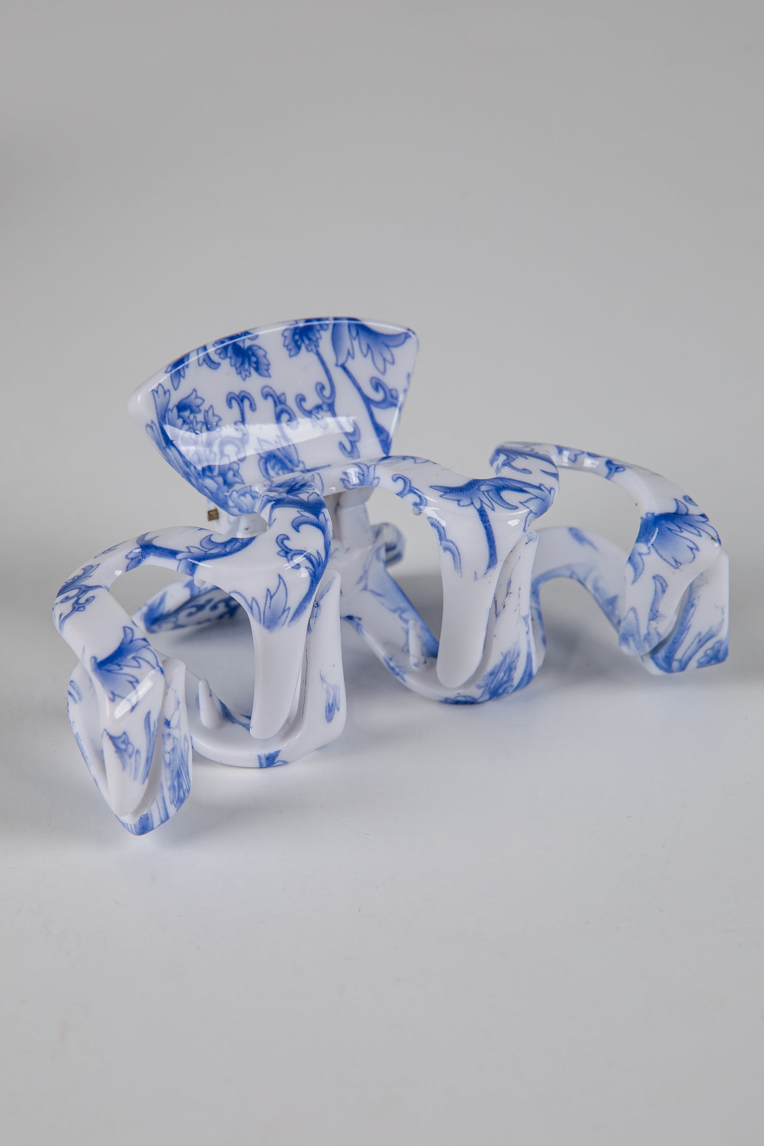 Blue and white abstract sculpture on a gray background