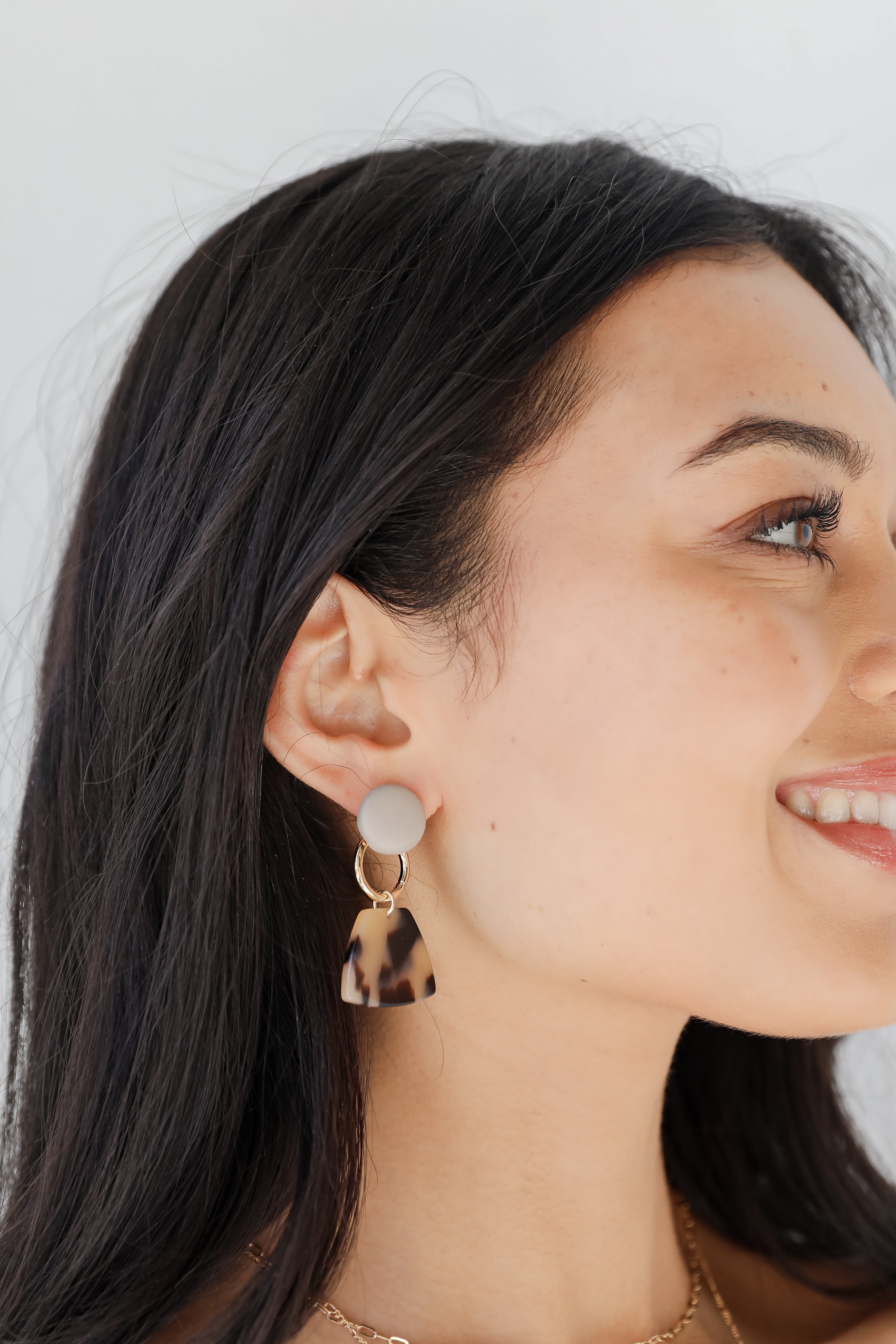 Drop Earrings in grey close up